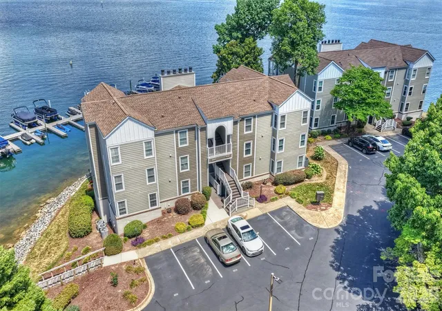 Listing Photo 2 - Condo for sale in building located at 20427 Harborgate Ct, Cornelius, NC 28031 - Unit #606
