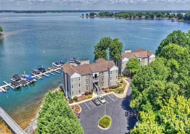 Listing Photo 1 - Condo for sale in building located at 20427 Harborgate Ct, Cornelius, NC 28031 - Unit #606