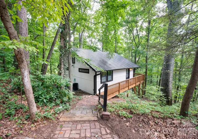 Photo 1 of Single family home for sale at 17 Woodhaven Pl, Asheville, NC 28805 | MLS# 4400391 | Listing updated on 2026-09-18