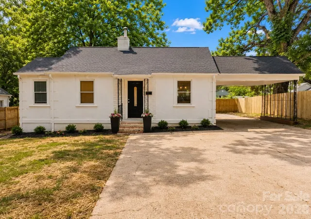 Photo 1 of Single family home for sale at 2007 Highland St, Charlotte, NC 28208 | MLS# 4400417 | Listing updated on 2026-08-13