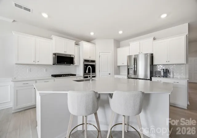 Photo 5 of Single family home for sale at 1125 Lookout Shls Dr, Fort Mill, SC 29715 | MLS# 4400427 | Listing updated on 2026-08-01
