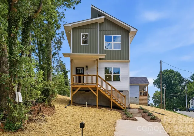 Photo 1 of Single family home for sale at 210 8th Avenue Dr Se, Hickory, NC 28602 | MLS# 4400461 | Listing updated on 2026-10-04