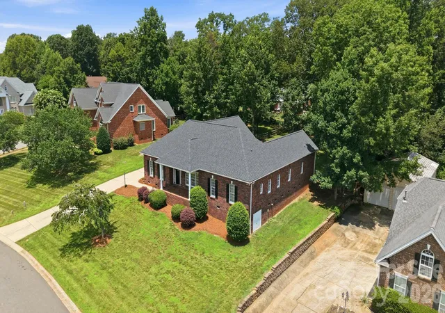 Photo 2 of Single family home for sale at 4024 Wild Nursery Ct, Charlotte, NC 28215 | MLS# 4400472 | Listing updated on 2026-08-21