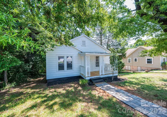 Homes for sale in Newton, NC | 423 N Davis Ave, Newton, NC 28658 | MLS# 4400513