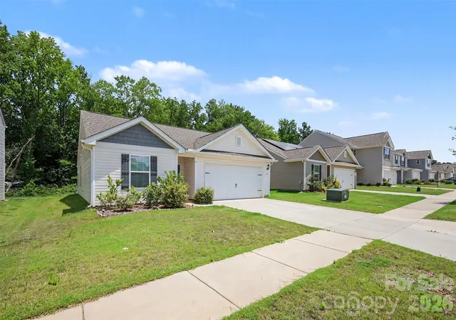 Photo 2 of Single family home for sale at 1329 Nia Rd, Charlotte, NC 28215 | MLS# 4400533 | Listing updated on 2026-09-24