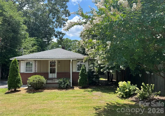 Homes for sale in Hendersonville, NC | 11 Mountain Rd, Hendersonville, NC 28791 | MLS# 4400535