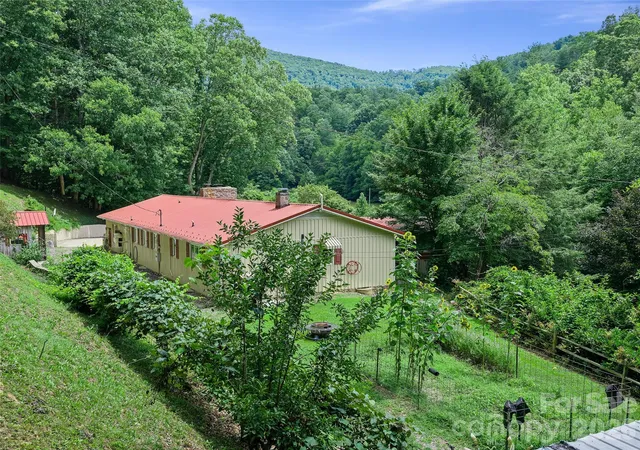 Photo 1 of Single family home for sale at 1065 Upper Pig Pen Rd, Green Mountain, NC 28740 | MLS# 4400545 | Listing updated on 2026-08-17