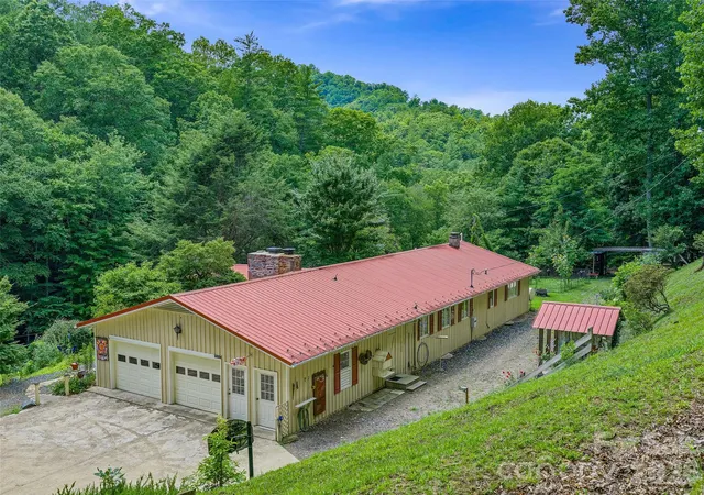 Photo 2 of Single family home for sale at 1065 Upper Pig Pen Rd, Green Mountain, NC 28740 | MLS# 4400545 | Listing updated on 2026-08-17