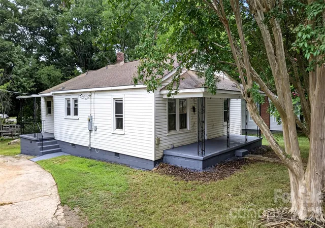 Photo 3 of Single family home for sale at 216 W Shannonhouse St, Shelby, NC 28152 | MLS# 4400570 | Listing updated on 2026-08-11