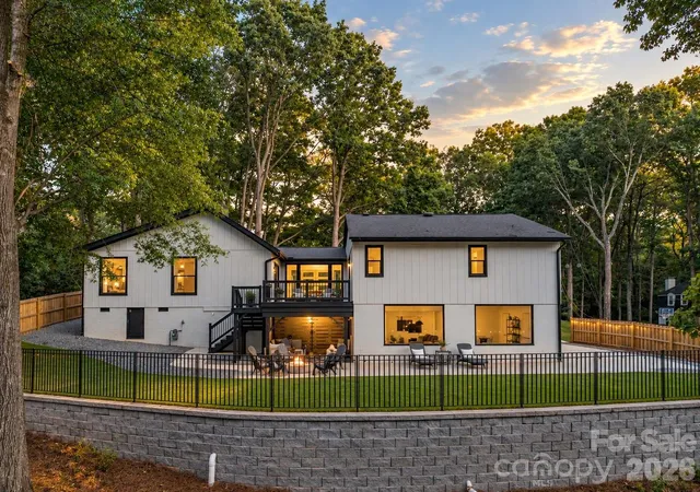 Photo 1 of Single family home for sale at 2600 Vardall Ct, Charlotte, NC 28226 | MLS# 4400595 | Listing updated on 2026-10-24