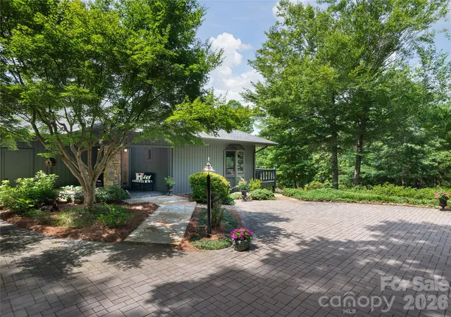 Homes for sale in Hendersonville, NC | 1071 Linkside Dr, Hendersonville, NC 28739 | MLS# 4400634