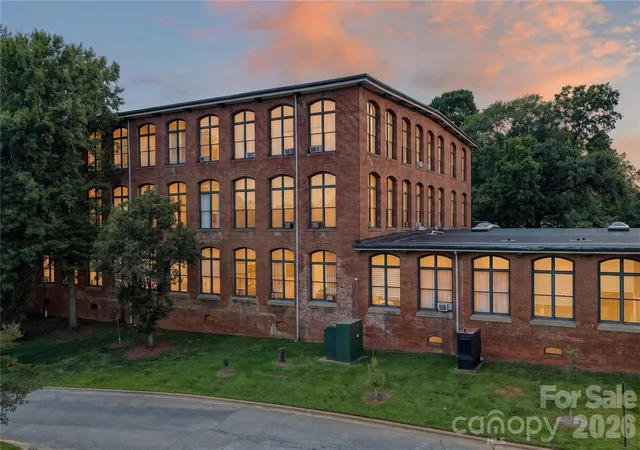 Homes for sale in Charlotte, NC | 201 S Hoskins Rd, Charlotte, NC 28208
