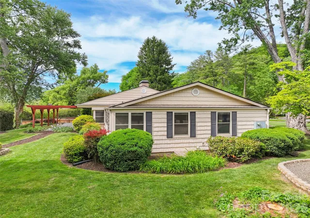 Photo 3 of Single family home for sale at 142 Country Clb Dr, Waynesville, NC 28786 | MLS# 4400714 | Listing updated on 2026-10-06
