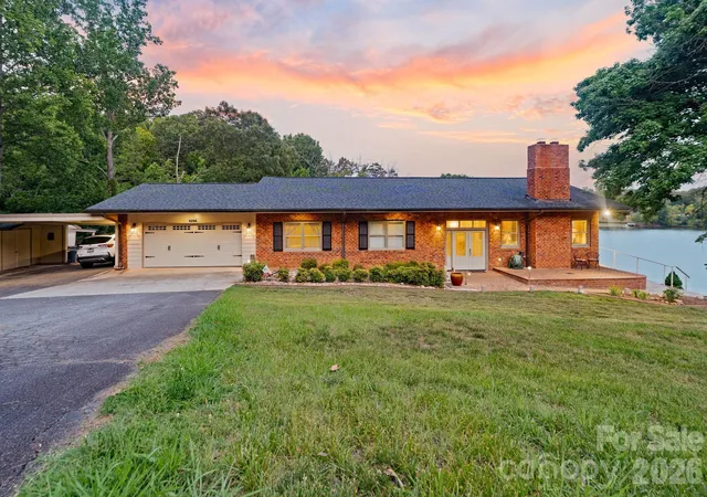 Photo 1 of Single family home for sale at 6296 Southlake Dr, Hickory, NC 28601 | MLS# 4400740 | Listing updated on 2026-10-08