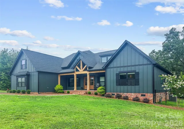 Photo 2 of Single family home for sale at 501 Edmunds Ln, Clover, SC 29710 | MLS# 4400753 | Listing updated on 2026-09-02