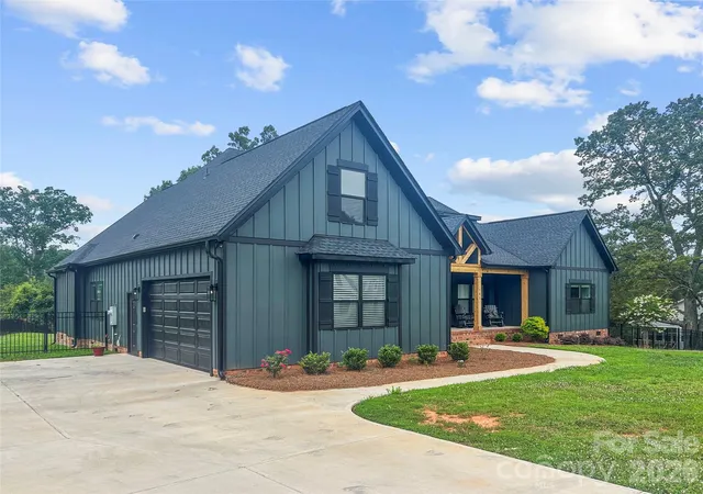 Photo 3 of Single family home for sale at 501 Edmunds Ln, Clover, SC 29710 | MLS# 4400753 | Listing updated on 2026-09-02