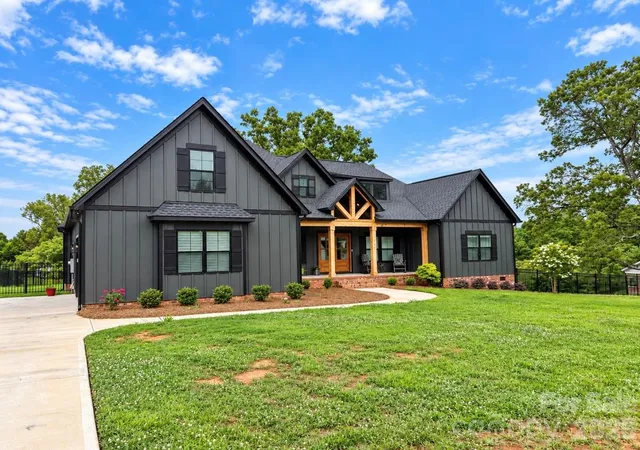 Photo 3 of Single family home for sale at 501 Edmunds Ln, Clover, SC 29710 | MLS# 4400753 | Listing updated on 2026-09-29