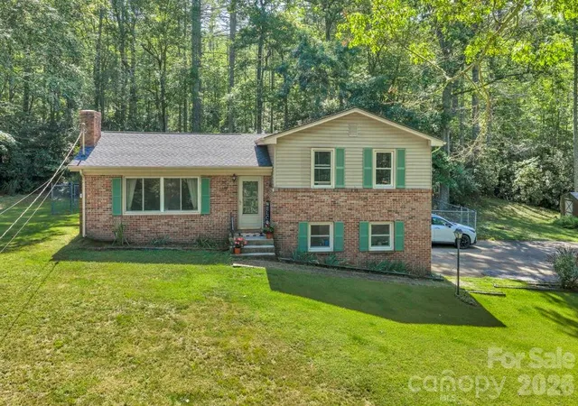 Homes for sale in Spruce Pine, NC | 1199 Deer Park Lake Rd, Spruce Pine, NC 28777 | MLS# 4400784