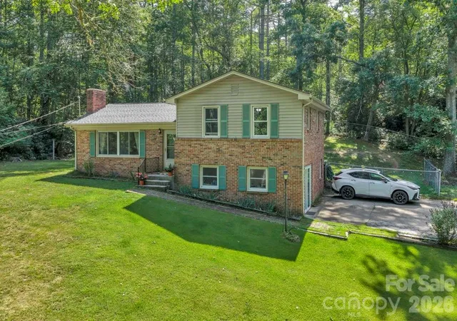 Homes for sale in Spruce Pine, NC | 1199 Deer Park Lake Rd, Spruce Pine, NC 28777 | MLS# 4400784