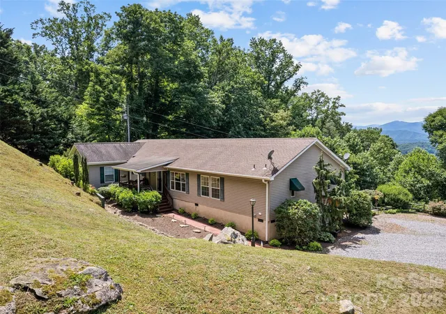 Photo 3 of Single family home for sale at 412 Gaddy Hts, Waynesville, NC 28786 | MLS# 4400806 | Listing updated on 2026-09-14