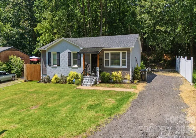 Photo 2 of Single family home for sale at 131 Hickory Ln, York, SC 29745 | MLS# 4400847 | Listing updated on 2026-10-16