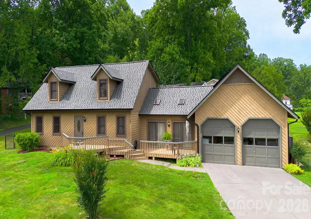 Photo 3 of Single family home for sale at 100 Forest Park Dr, Hendersonville, NC 28792 | MLS# 4400855 | Listing updated on 2026-08-07