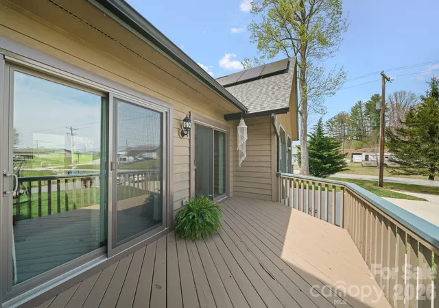 Photo 3 of Single family home for sale at 100 Forest Park Dr, Hendersonville, NC 28792 | MLS# 4400855 | Listing updated on 2026-08-07