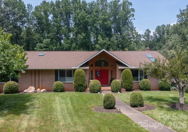 Photo 3 of Single family home for sale at 12 Highlander Ln, Hendersonville, NC 28792 | MLS# 4400920 | Listing updated on 2026-09-01