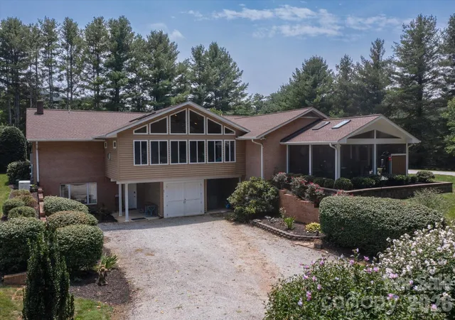 Photo 3 of Single family home for sale at 12 Highlander Ln, Hendersonville, NC 28792 | MLS# 4400920 | Listing updated on 2026-09-21