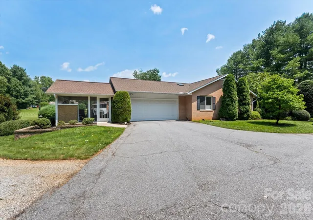 Photo 4 of Single family home for sale at 12 Highlander Ln, Hendersonville, NC 28792 | MLS# 4400920 | Listing updated on 2026-09-21