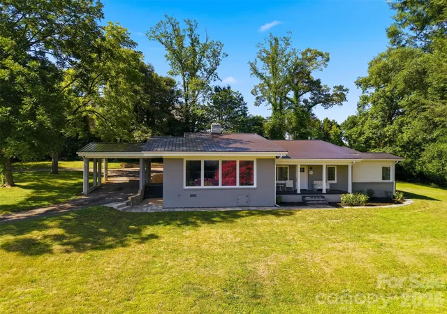 Photo 1 of Single family home for sale at 104 31st Avenue Ne, Hickory, NC 28601 | MLS# 4400944 | Listing updated on 2026-10-15