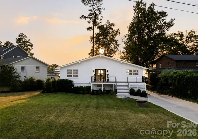 Photo 2 of Single family home for sale at 21101 Is Forest Dr, Cornelius, NC 28031 | MLS# 4401080 | Listing updated on 2026-09-15