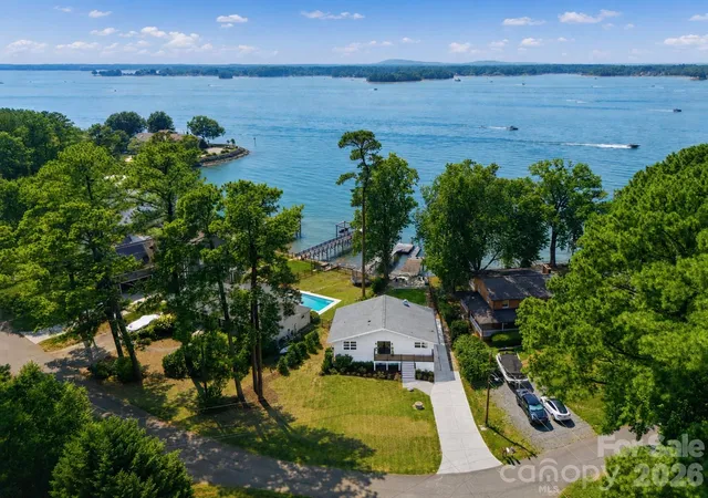 Photo 3 of Single family home for sale at 21101 Is Forest Dr, Cornelius, NC 28031 | MLS# 4401080 | Listing updated on 2026-09-15
