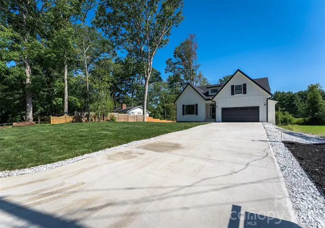 Photo 1 of Single family home for sale at 808 Maybank Dr, Hendersonville, NC 28739 | MLS# 4401111 | Listing updated on 2026-10-02