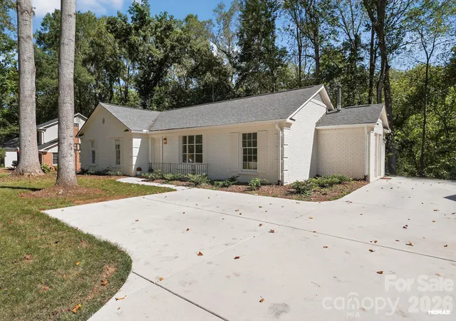 Photo 2 of Single family home for sale at 7107 Valley Hvn Dr, Charlotte, NC 28211 | MLS# 4401246 | Listing updated on 2026-08-13