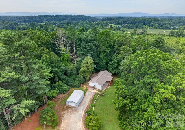 Photo 3 of Single family home for sale at 146 Banks View Ln, Hendersonville, NC 28792 | MLS# 4401273 | Listing updated on 2026-08-01