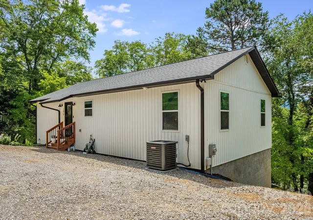 Photo 4 of Single family home for sale at 295 Penland St, Clyde, NC 28721 | MLS# 4401322 | Listing updated on 2026-09-14