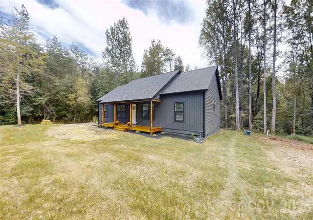 Photo 2 of Single family home for sale at 101 Riverhills Ln, Morganton, NC 28655 | MLS# 4401329 | Listing updated on 2026-10-06