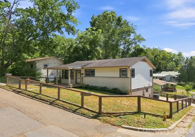 Photo 1 of Single family home for sale at 14 E Indiana Ave, Asheville, NC 28806 | MLS# 4401394 | Listing updated on 2026-09-24