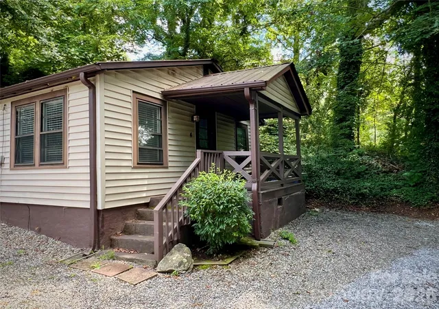 Photo 3 of Single family home for sale at 4 Arbutus Rd, Asheville, NC 28805 | MLS# 4401422 | Listing updated on 2026-08-31