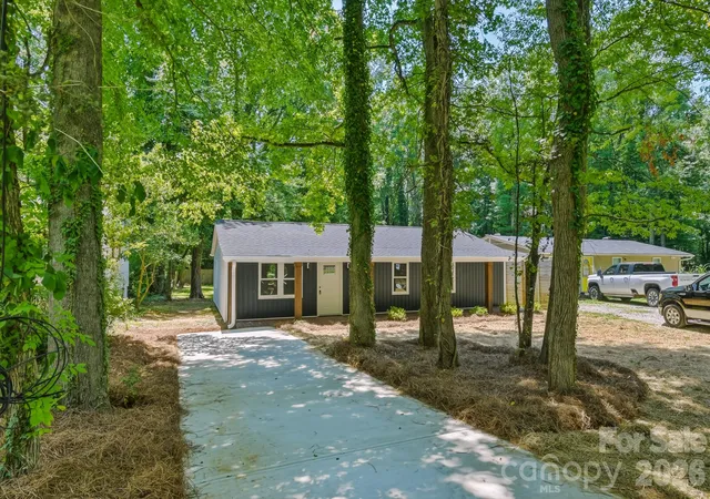 Homes for sale in Charlotte, NC | 1936 Lakedell Dr, Charlotte, NC 28215 | MLS# 4401576