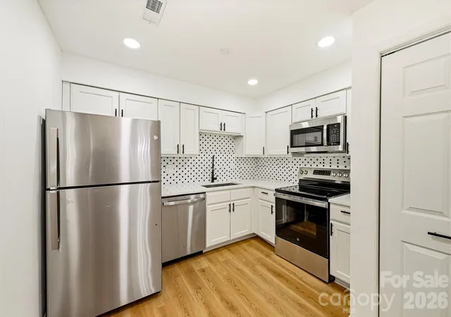 Photo 2 of Single family home for sale at 1936 Lakedell Dr, Charlotte, NC 28215 | MLS# 4401576 | Listing updated on 2026-09-01