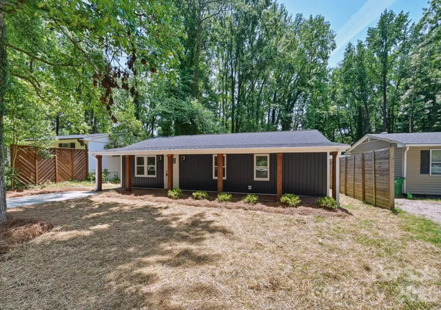 Homes for sale in Charlotte, NC | 1936 Lakedell Dr, Charlotte, NC 28215 | MLS# 4401576