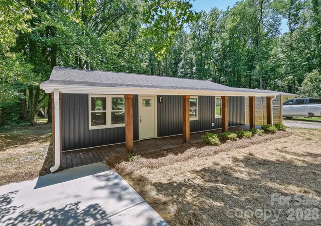 Photo 2 of Single family home for sale at 1936 Lakedell Dr, Charlotte, NC 28215 | MLS# 4401576 | Listing updated on 2026-09-01