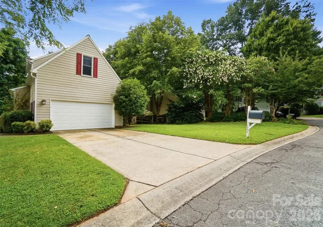 Photo 2 of Sale Pending at 4802 Bridle Ridge Ln, Charlotte, NC 28269 | MLS# 4401581 | Listing updated on 2026-08-17