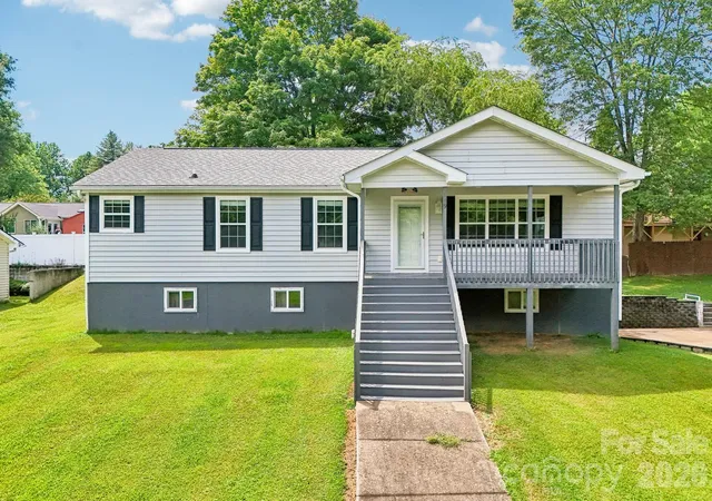 Homes for sale in Horse Shoe, NC | 119 E Meadow Ln, Horse Shoe, NC 28742 | MLS# 4401605