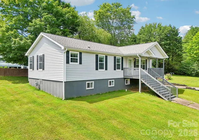 Homes for sale in Horse Shoe, NC | 119 E Meadow Ln, Horse Shoe, NC 28742 | MLS# 4401605
