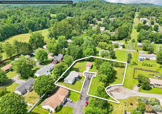 Homes for sale in Horse Shoe, NC | 119 E Meadow Ln, Horse Shoe, NC 28742 | MLS# 4401605