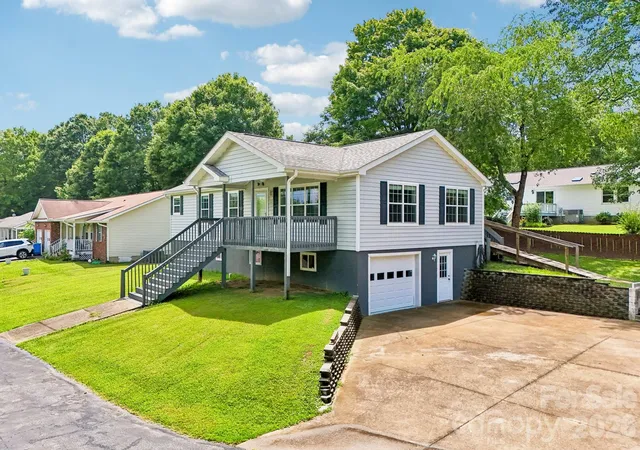 Homes for sale in Horse Shoe, NC | 119 E Meadow Ln, Horse Shoe, NC 28742 | MLS# 4401605