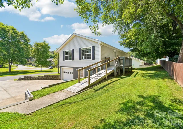 Homes for sale in Horse Shoe, NC | 119 E Meadow Ln, Horse Shoe, NC 28742 | MLS# 4401605